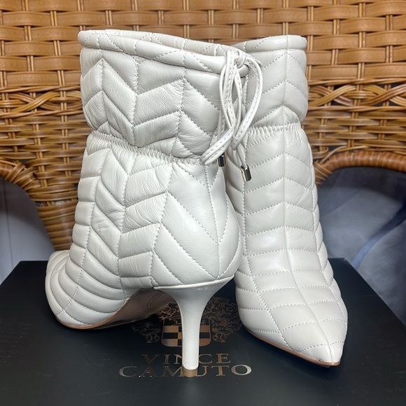 VINCE CAMUTO Leather Faderik Booties Cream Quilted - Picture 4 of 10